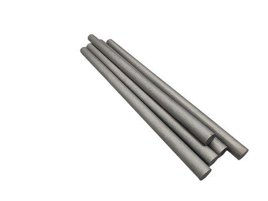 memotong batang tungsten karbida padat.