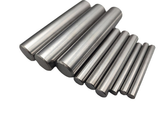 memotong batang tungsten karbida padat.